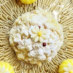 Delicato e raffinato, il dolce Mimosa è un'icona della pasticceria italiana, celebrata con gioia durante la Festa della Donna.