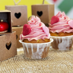 Amore a ogni morso! Delizia il tuo palato e il cuore della persona amata con il nostro irresistibile Cupcake di San Valentino. Una soffice base di vaniglia avvolta da una cremosa glassa al cioccolato rosa, decorato con cuoricini di zucchero scintillanti e una dolce sorpresa al centro. Ogni morso è un bacio di dolcezza, perfetto per condividere momenti romantici e deliziarsi in un assaggio di puro amore. Regala il nostro Cupcake di San Valentino e rendi questa festa ancora più dolce!