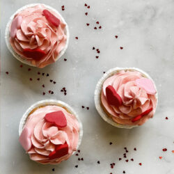 Amore a ogni morso! Delizia il tuo palato e il cuore della persona amata con il nostro irresistibile Cupcake di San Valentino. Una soffice base di vaniglia avvolta da una cremosa glassa al cioccolato rosa, decorato con cuoricini di zucchero scintillanti e una dolce sorpresa al centro. Ogni morso è un bacio di dolcezza, perfetto per condividere momenti romantici e deliziarsi in un assaggio di puro amore. Regala il nostro Cupcake di San Valentino e rendi questa festa ancora più dolce!