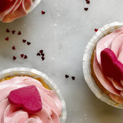 Amore a ogni morso! Delizia il tuo palato e il cuore della persona amata con il nostro irresistibile Cupcake di San Valentino. Una soffice base di vaniglia avvolta da una cremosa glassa al cioccolato rosa, decorato con cuoricini di zucchero scintillanti e una dolce sorpresa al centro. Ogni morso è un bacio di dolcezza, perfetto per condividere momenti romantici e deliziarsi in un assaggio di puro amore. Regala il nostro Cupcake di San Valentino e rendi questa festa ancora più dolce!