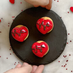 Questo mignon alla vaniglia per San Valentino rappresenterebbe una dolce e deliziosa sorpresa per celebrare l'amore in modo goloso e romantico.